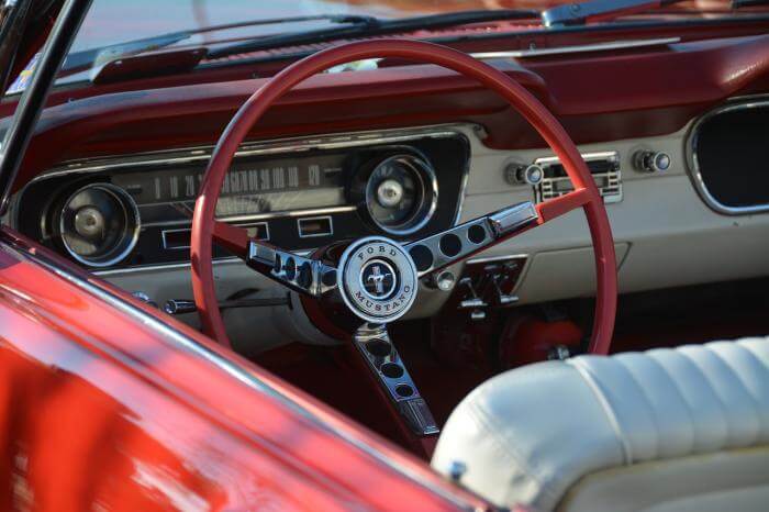 Innenraum eines alten Ford Mustangs