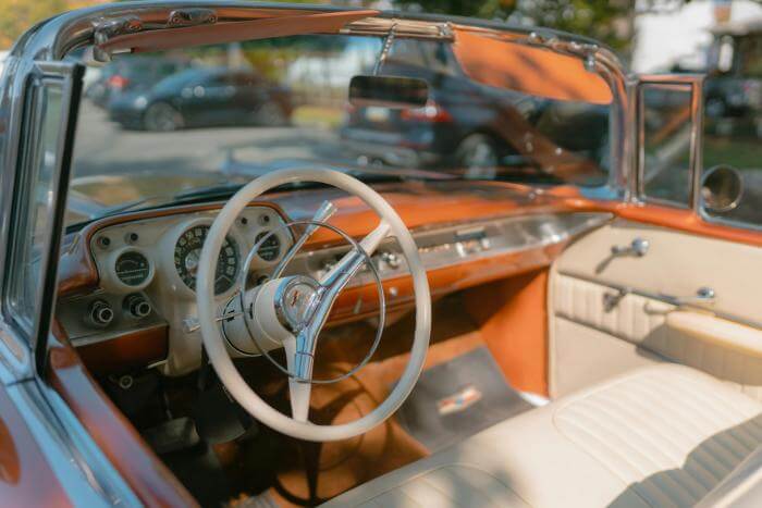 Cockpit eines Chevrolet Bel Air Oldtimers aus dem Jahrgang 1957
