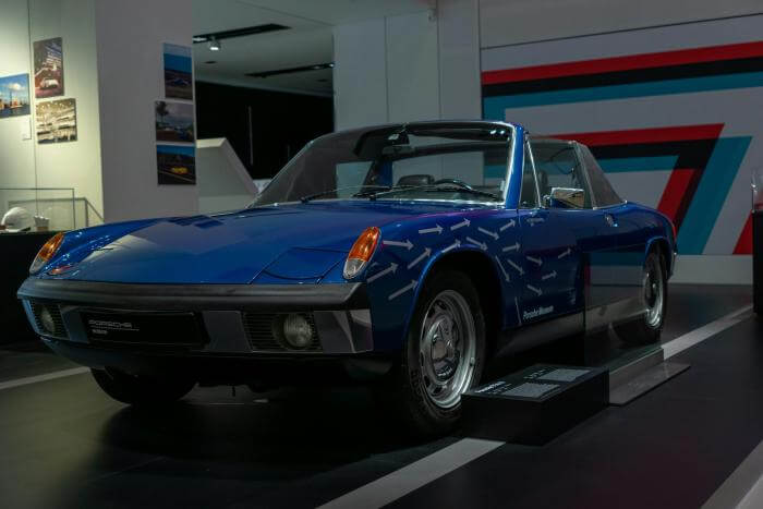 blauer Porsche 914 Oldtimer im Porsche-Museum