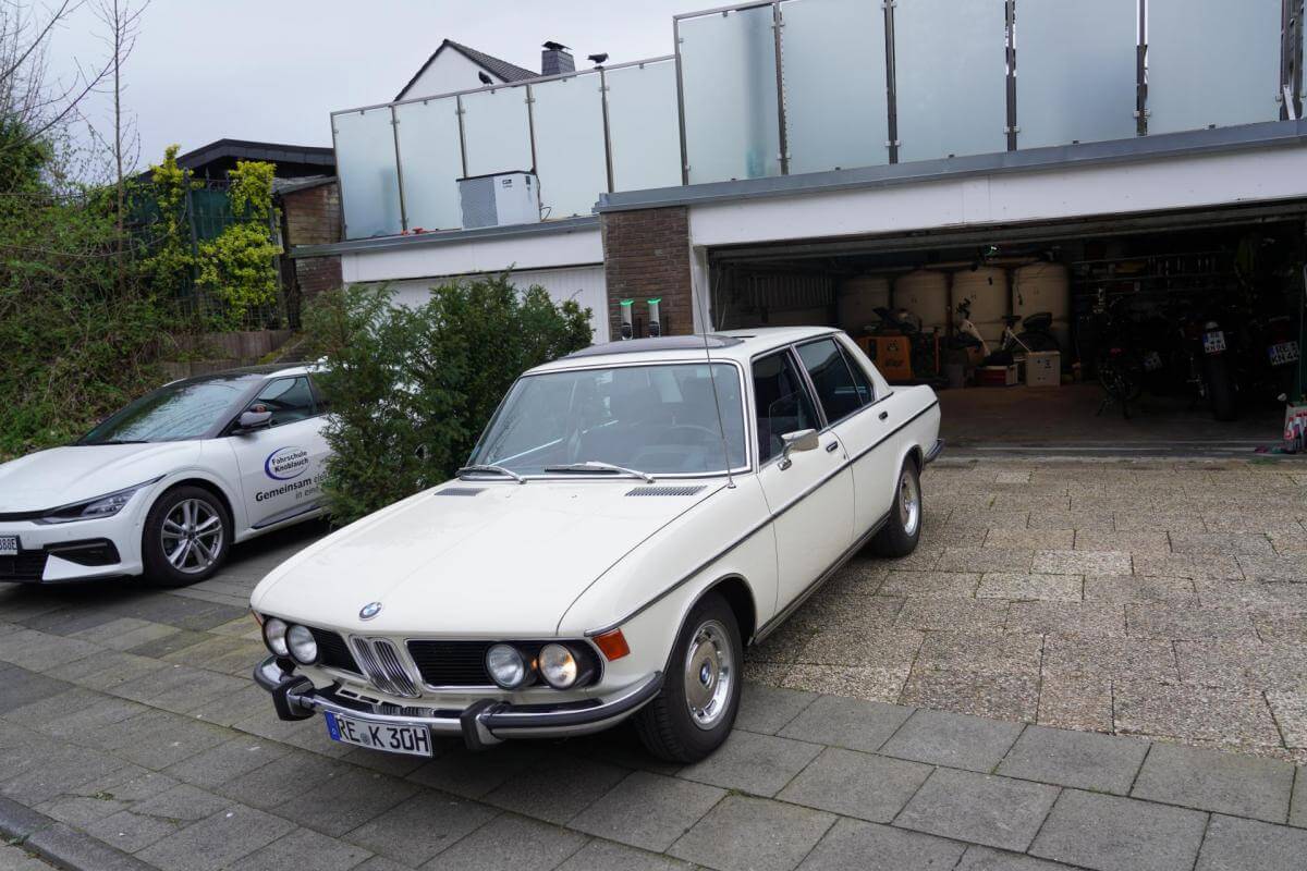 Dieses Foto zeigt den BMW 3.0S (E3), einen Oldtimer aus dem Jahr 1973. Das Fahrzeug ist sehr selten und daher auch für Sammler sehr spannend. Es ist in einem sehr guten originalen Zustand, gut dokumentiert und bietet außerdem einige Extras. Das Fahrzeug wurde innerhalb der Familie weitergegeben und ist daher aus 1. Hand! Bieten Sie jetzt mit!