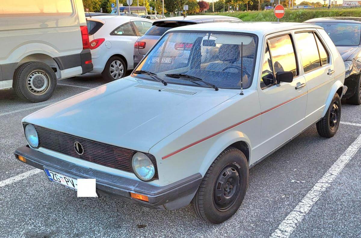 Dieses Foto zeigt den Volkswagen Golf MK 1 (TAS), einen Oldtimer aus dem Jahr 1984. Das Fahrzeug verfügt über 5 Türen, 4 Gänge, einer Anhängerkupplung, ist neu lackiert und besitzt ein Oldtimer Zertifikat in Kroatien (Standort ist Kroatien). Biete jetzt mit! Hier handelt es sich um eine sehr günstige Gelegenheit einen Oldtimer zu ersteigern!