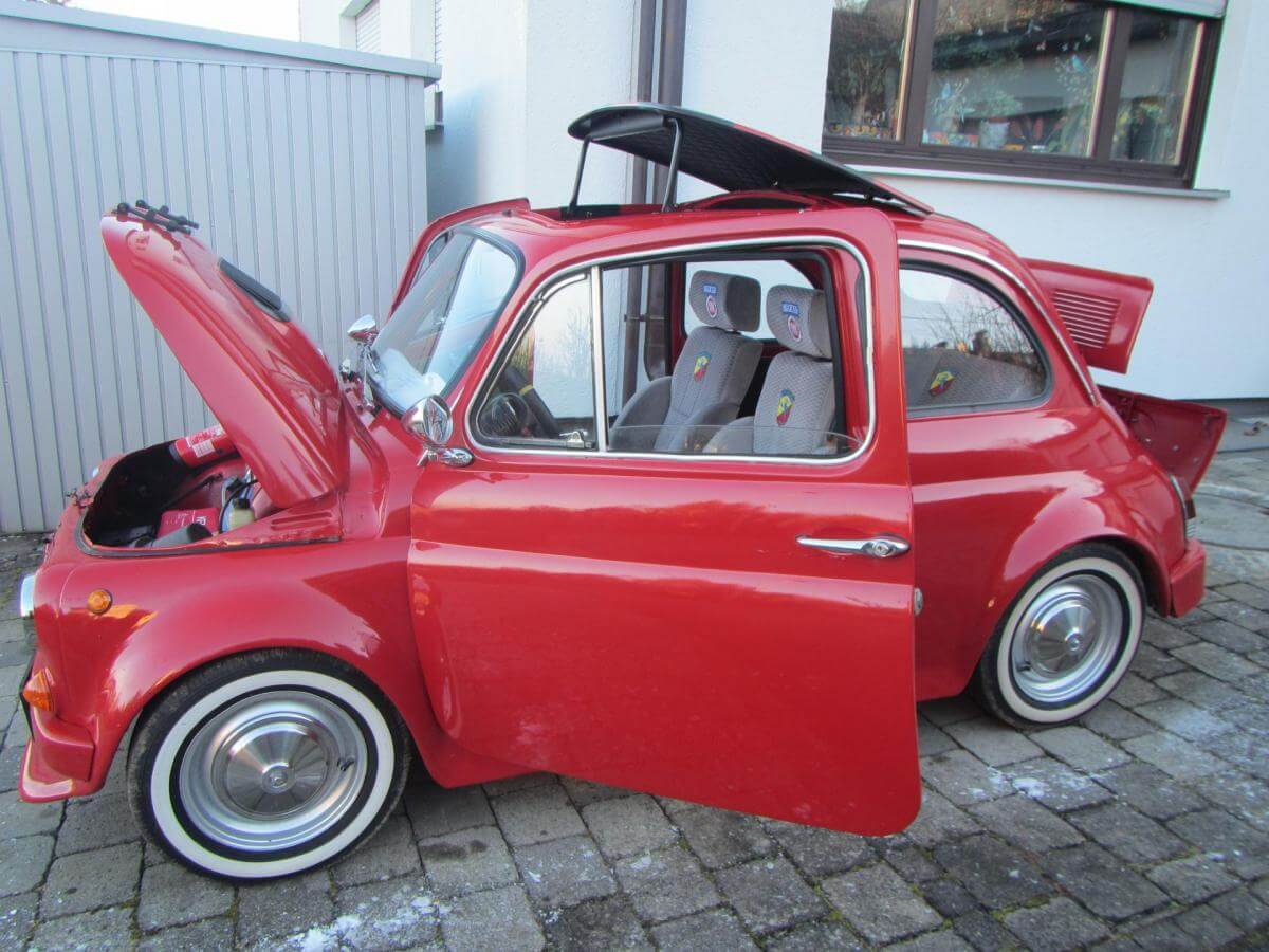 Dieses Foto zeigt den Fiat 500 F-L, einen Oldtimer aus dem Jahr 1971. Das Fahrzeug ist in der Farbe Ferrari Rot und hat eininge ABARTH Umbauten und einen Motor mit 595 cm³. Er wurde aus Italien importiert und ist bereits liebevoll restauriert worden. Ersteigere jetzt diesen charmanten roten Flitzer! Biete mit. Der Mindestpreis wurde reduziert!