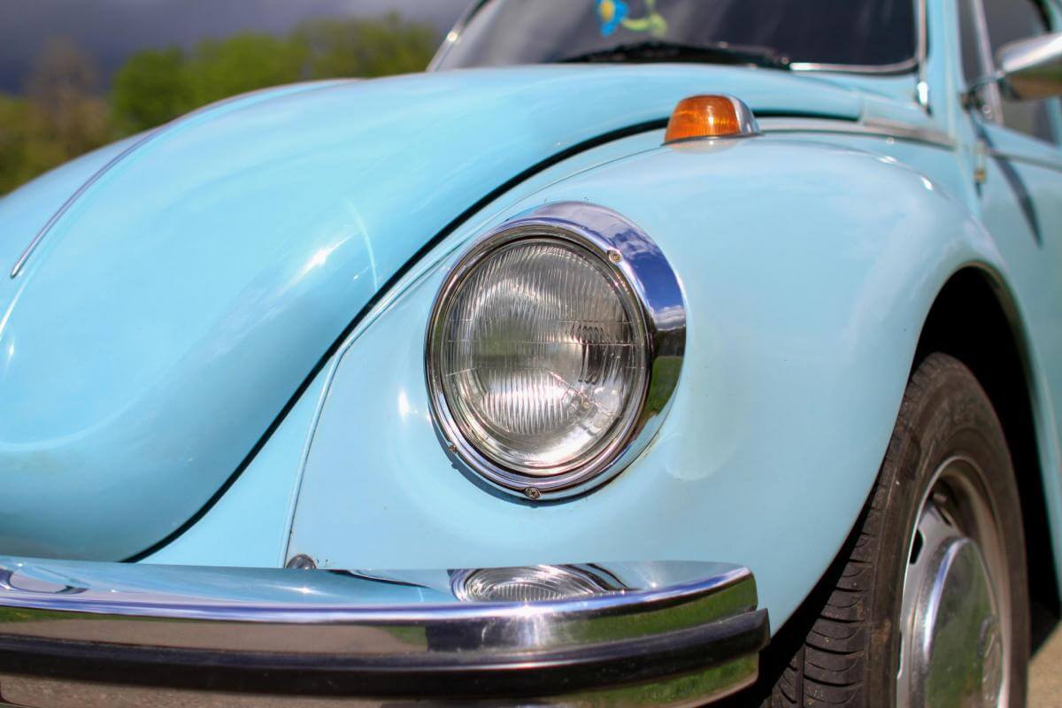 Dieses Foto zeigt den VW Käfer 1303, einen Oldtimer von 1973. Das Fahrzeug ist in einem top Zustand und sehr gepflegt. Es trägt die wunderschöne Farbe Marineblau, hat TÜV und ein H-Kennzeichen. Das Auto ist seit 15 Jahren in Familienbesitz. Das Fahrzeug hat einen Hubraum von 1600 cbm, 50 PS und Automatik. Biete jetzt mit!