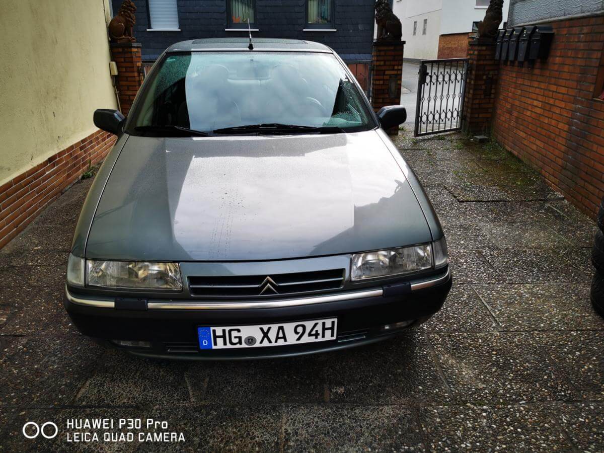 Dieses Foto zeigt den Citroën Xantia X1, einen Oldtimer von 1994. Das Fahrzeug ist in einem top Zustand. Es hat TÜV und ein Gutachten mit der Note 2+. Es verfügt über einen Vierzylinder 1.998 cm³ PSA-XU-Motor und einen Automatikgetriebe. Es wurden schon einige Erneuerungen vorgenommen. Außerdem hat das Fahrzeug die VSX-Top Ausstattung! Biete jetzt mit!