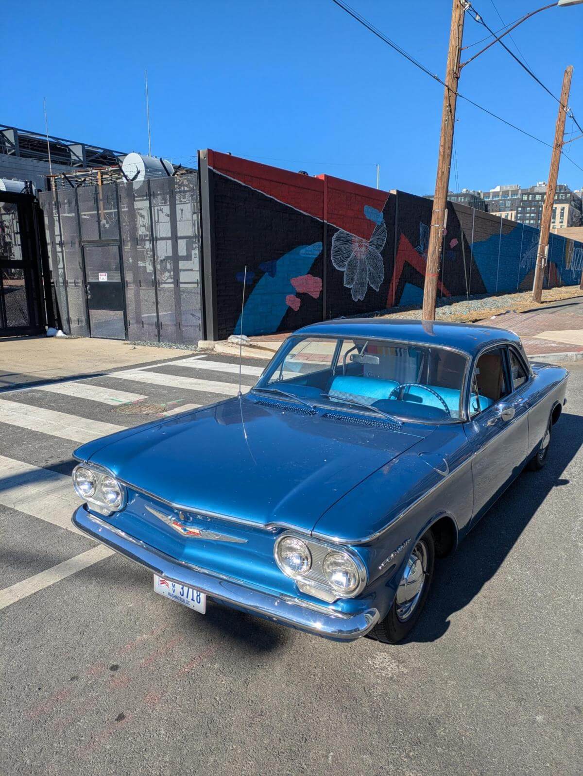 Dieses Foto zeigt den Chevrolet Corvair, einen Oldtimer von 1960. Das Fahrzeug ist in einem guten Zustand. Es handelt sich um die Ausführung 700 Deluxe einem 2-türigen Coupé mit einem 6 Zylinder luftgekühlten Heckmotor. Die Mini-Mängel sind sehr schnell behoben. Es wurden auch schon einige Arbeiten durchgeführt. Biete jetzt mit und ersteigere diesen Kult-Klassiker!