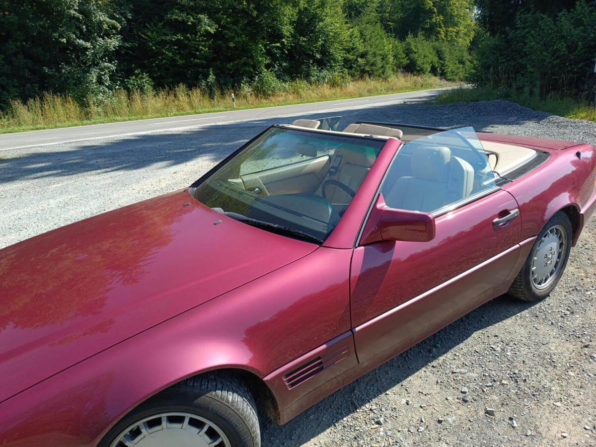 Dieses Foto zeigt den Mercedes-Benz 300 SL - 24 (R129), einen Oldtimer von 1989. Das Fahrzeug ist in einem top Zustand, ein ganz aktuelles Gutachten mit der Note 2+ liegt vor. Das Fahrzeug ist Rot mit beiger Lederausstattung und kommt mit einem Hardtop, einem Softtop und einer Sitzheizung! Biete jetzt mit, der Mindestpreis wurde reduziert!