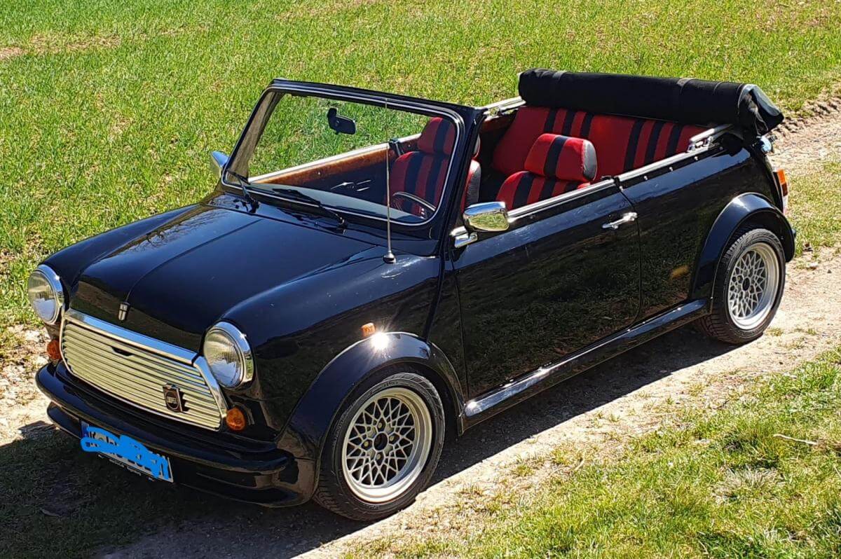 Dieses Foto zeigt den Mini Cooper Rover MK II, einen Oldtimer von 1990. Das Fahrzeug ist in einem top Zustand und kommt in der Farbe Schwarz mit rot-schwarzer Lederausstattung. Ein echter Blickfang. Es hat frischen TÜV und einen Kilometerstand von erst 46268. Biete jetzt mit!