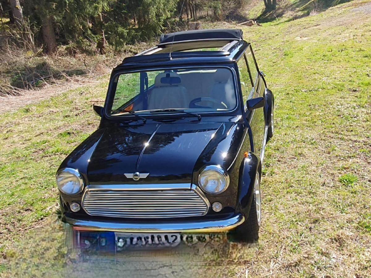 Dieses Foto zeigt den Rover Mini Cooper Knightsbridge, einen Youngtimer von 2000. Das Fahrzeug ist einem top Zustand, hat frischen TÜV und ein elektrisches Dach. Der Wagen ist Schwarz und bietet im Innenraum beiges Alpacaleder und Wurzelholz. Das Fahrzeug ist äußerst selten und sehr beliebt bei Sammlern. Biete jetzt mit und ersteigere puren Fahrspaß!