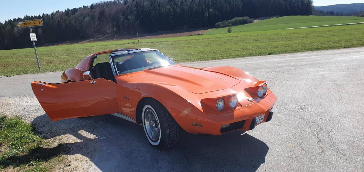 Dieses Foto zeigt die Corvette Chevrolet Stingray C3, einen Oldtimer von 1976. Das Fahrzeug ist in einem guten Zustand und kommt in der Farbe Orange. Ein echter Blickfang. Mit den schwarzen Ledersitzen im Innenbereich wirkt Sie edel. Sie kommt in der Coupé Variante mit Targadach. Wir mögen einfach den V8 Sound! Biete jetzt mit!