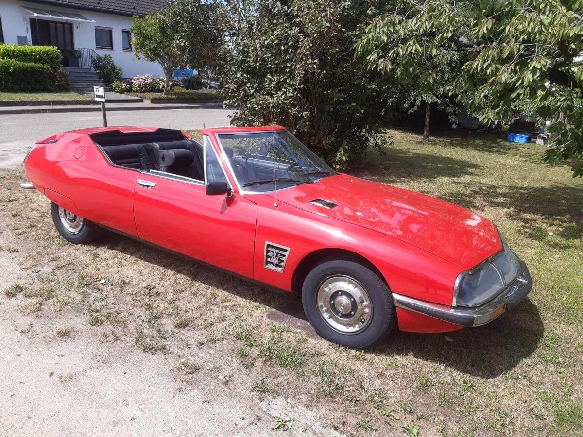 Dieses Foto zeigt den Citroën SM, einen Oldtimer aus dem Jahr 1972. Das Fahrzeug ist in einem gepflegten Zustand und es wurde schon einiges erneuert. Es bietet einen Maserati-V6-Motor und eine 6-Gang Handschaltung. Das Fahrzeug wurde außerdem zum Cabrio umgebaut und ein V8 Motor wird mitgeliefert. Bieten Sie jetzt mit und ersteigern diesen eleganten und seltenen Klassiker!