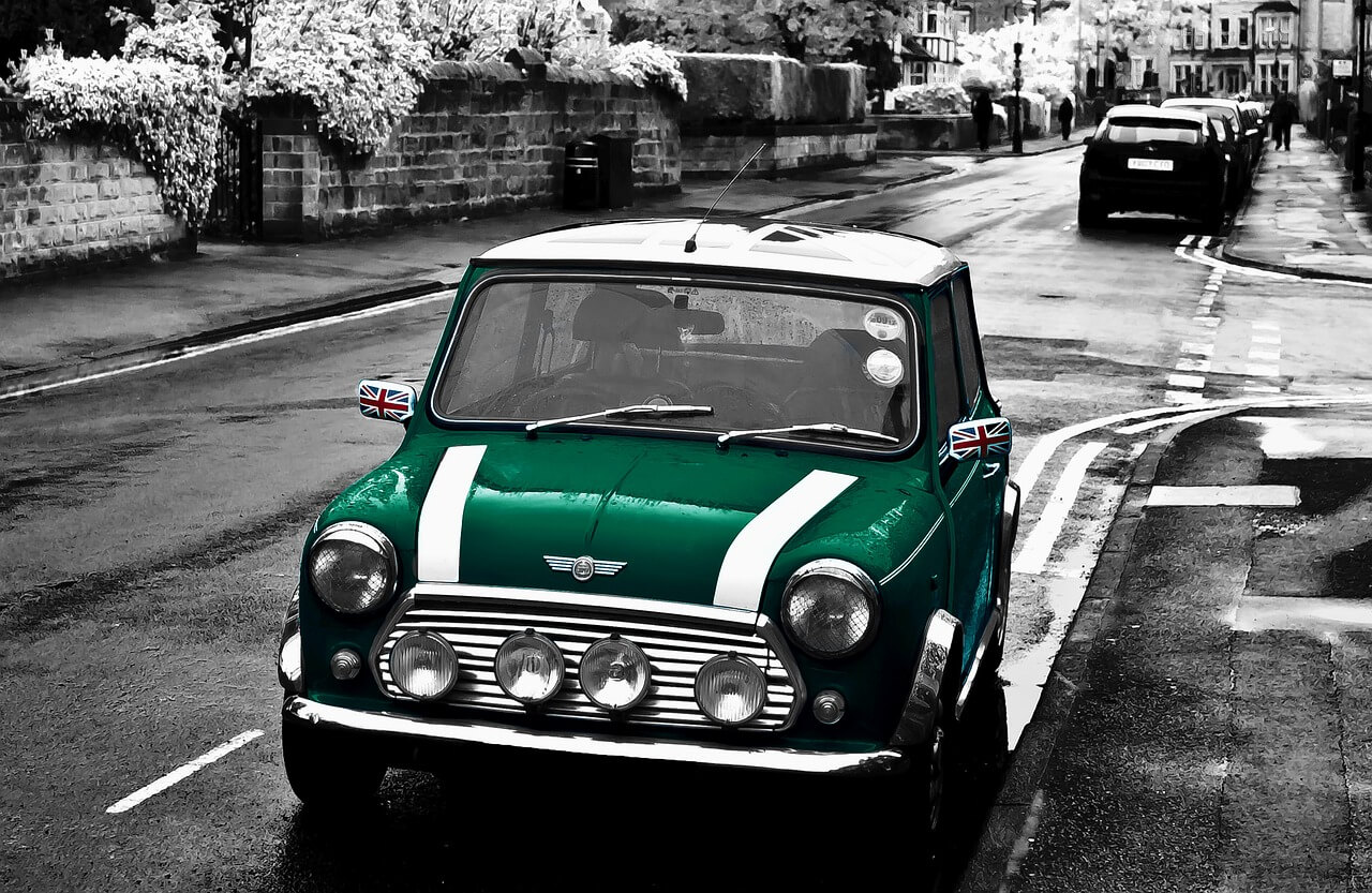 Austin Mini Oldtimer in der der Farbe Racing Green