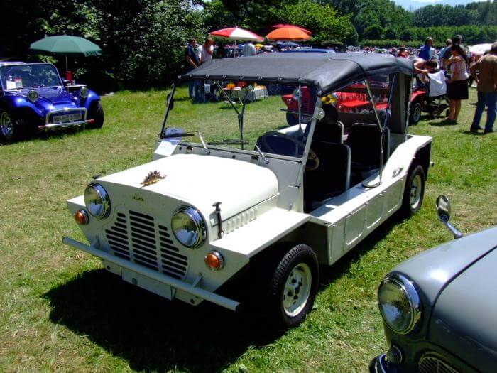 weißer Oldtimer Austin Mini Moke aus dem Jahr 1976