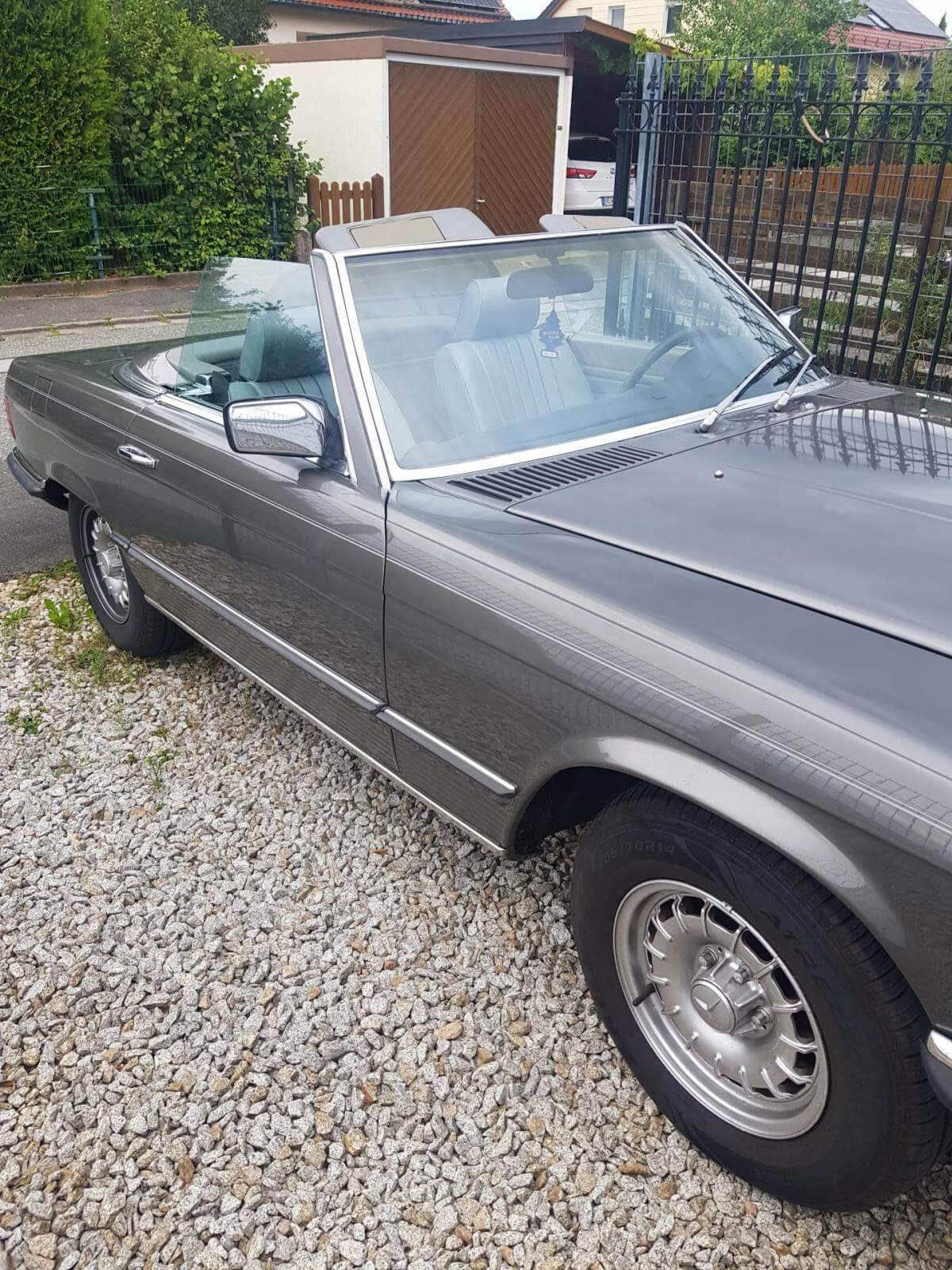 Dieses Foto zeigt den Mercedes-Benz SL 380, einen Oldtimer von 1985. Das Fahrzeug befindet sich in einem top Zustand, ein Gutachten der Note 2+ liegt vor. Die Farbe ist Braun und im Innenraum finden Sie graues Leder. Eine sehr edle Kombinaiton. Bieten Sie jetzt mit und ersteigern Fahrspaß pur!