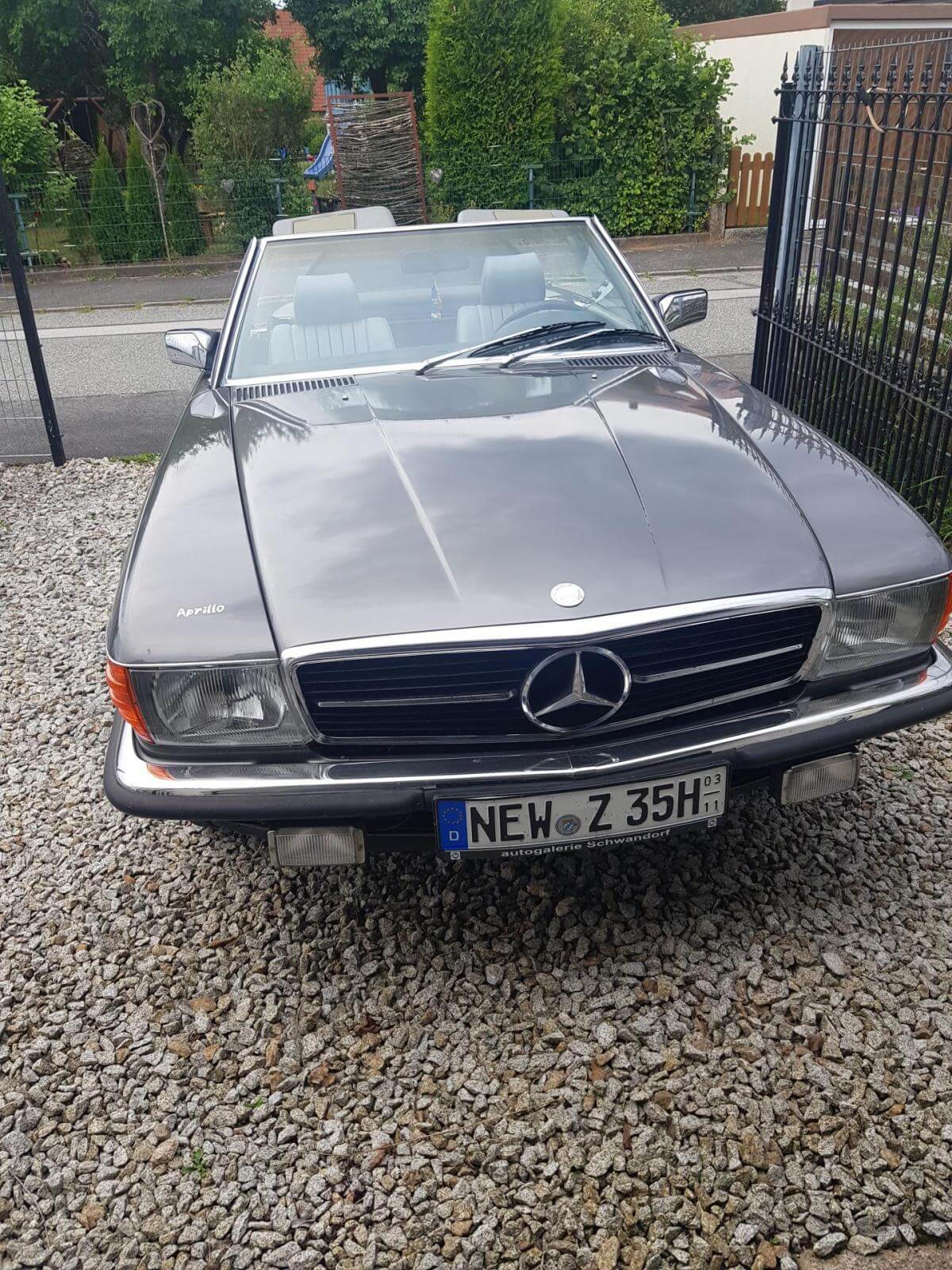 Dieses Foto zeigt den Mercedes-Benz SL 380, einen Oldtimer von 1985. Das Fahrzeug befindet sich in einem top Zustand, ein Gutachten der Note 2+ liegt vor. Die Farbe ist Braun und im Innenraum finden Sie graues Leder. Eine sehr edle Kombinaiton. Bieten Sie jetzt mit und ersteigern Fahrspaß pur!