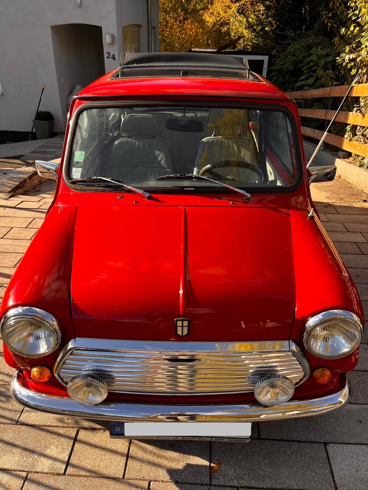 Dieses Foto zeigt den Mini Cooper, einen Oldtimer aus dem Jahr 1990. Dieser rote Flitzer ist mit grauen Ledersitzen und einem Schiebedach ausgestattet und bietet Fahrspaß pur! Mit seinem 30kW und dem geringen Gewicht und der direkten Lenkung bietet dieses Kultauto ein einzigartiges Fahrgefühl. Bieten Sie jetzt mit und ersteigern diesen kultigen Mini!