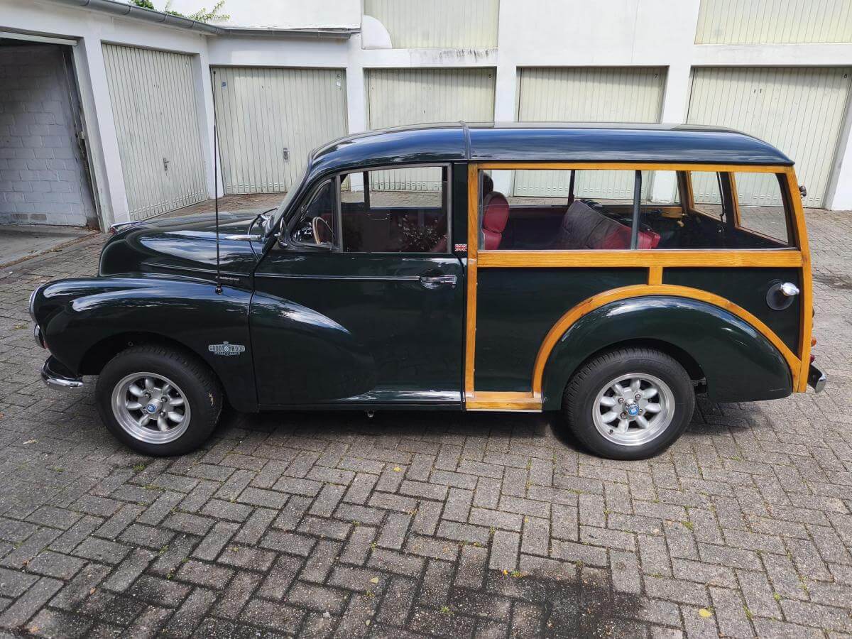 Dieses Foto zeigt den Leyland Morris Minor Traveller Lins, einen Oldtimer aus dem Jahr 1966. Das Fahrzeug wurde stark vorteilhaft individualisiert mit einem Fiat 132-Motor mit 2 L. Hubraum. Es ist top gepflegt, hat TÜV und bietet einige Extras. Biete jetzt mit!