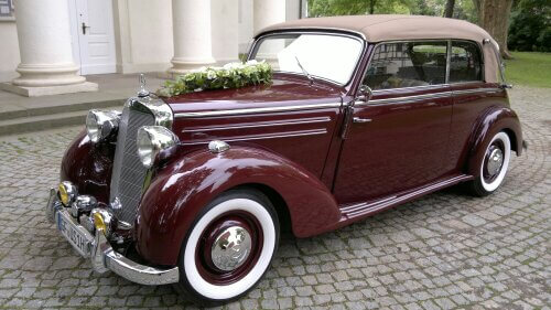 Dieses Foto zeigt den Mercedes-Benz 170 S Cabriolet B, einen Oldtimer aus dem Jahr 1950. Das Fahrzeug ist in einem guten und sehr gepflegten Zustand. Es wurde bereits liebevoll restauriert. Es verfügt über eine rotbraune Außenlackierung kombiniert mit beigen Leder im Innenraum. Bieten Sie jetzt mit!