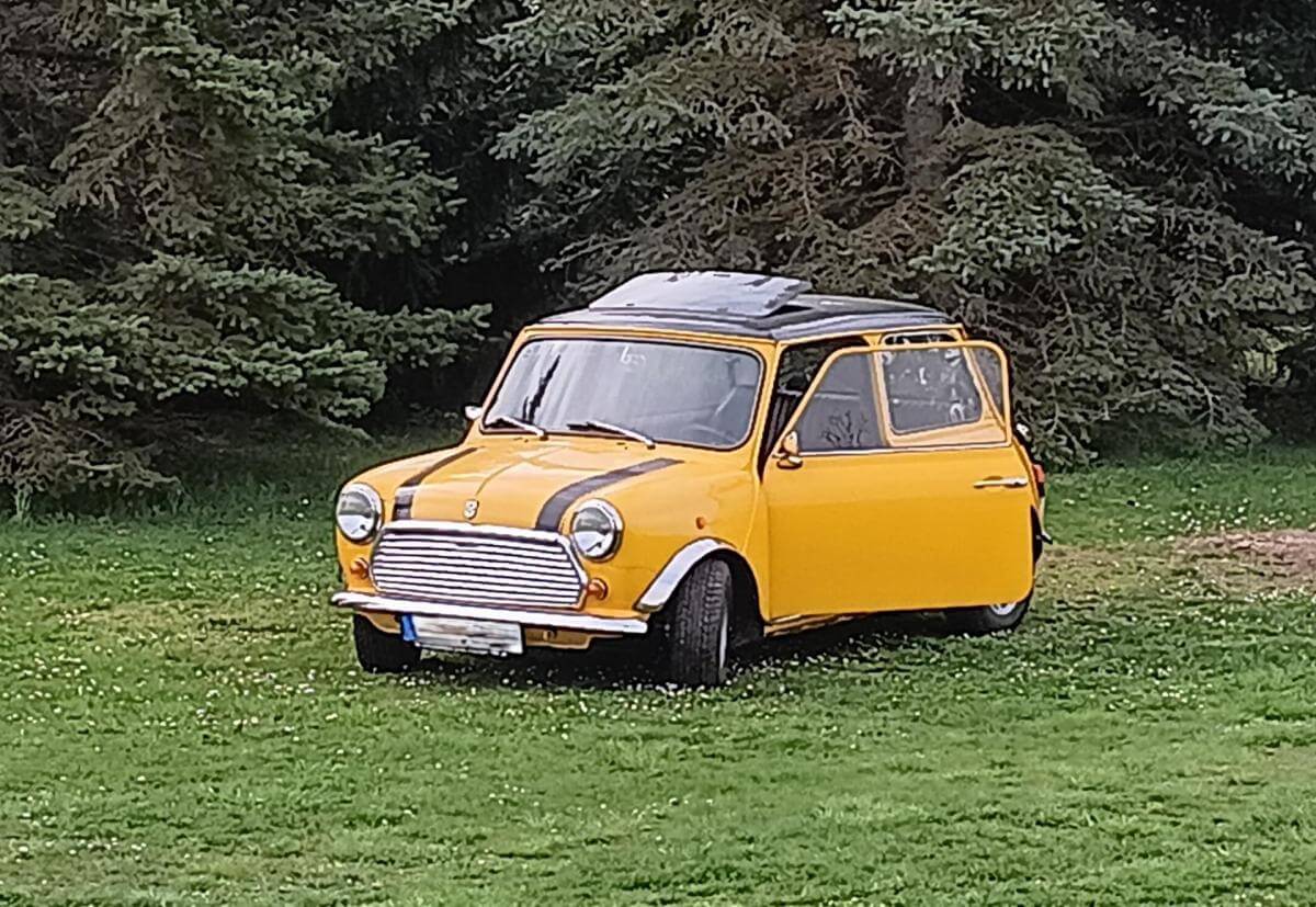 Dieses Foto zeigt den Mini MK II Special, einen Oldtimer aus dem Jahr 1974. Das Fahrzeug ist schwarz-gelb mit schwarzen Ledersitzen und hat einen 1083 cm³ A-Series-Motor. Es ist in einem guten Zustand (Gutachten 2-) und es ist bereits restauriert. Außerdem gibt es einige Extras! Bieten Sie jetzt mit!