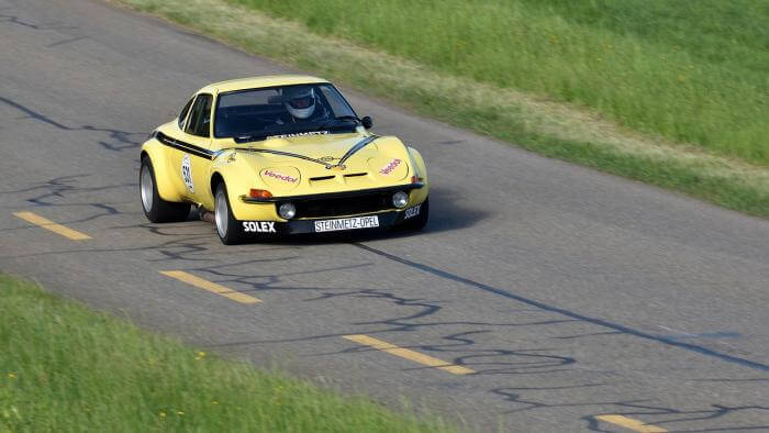 gelber Opel GT Rennwagen