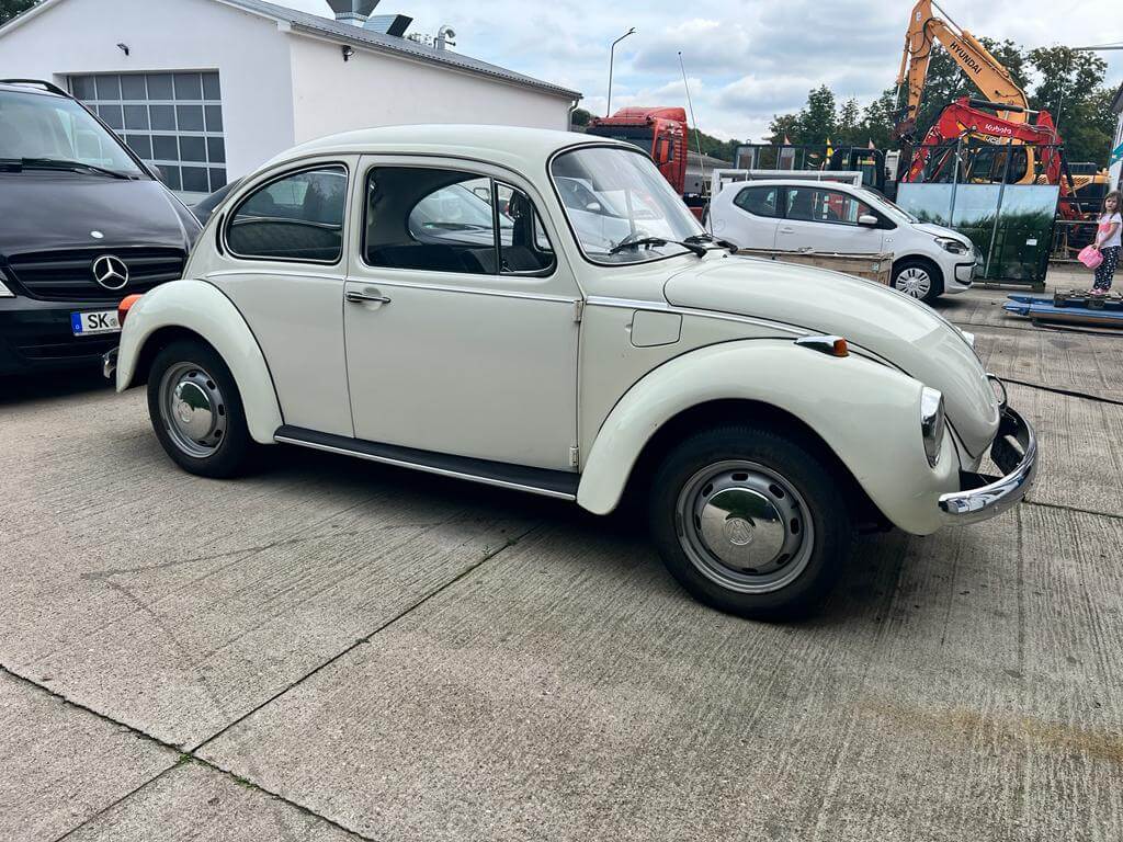 Dieses Foto zeigt den VW Käfer, einen Oldtimer aus dem Jahr 1973. Das Fahrzeug ist in einem guten Originalzustand. Es ist top gepflegt und ist erst 68.000 Km gelaufen. Es besitzt einen 1,2-Liter Boxermoter und auch ein H-Kennzeichen. Bieten Sie jetzt mit und nutzen die Chance, diesen kultigen Klassiker zu ersteigern!