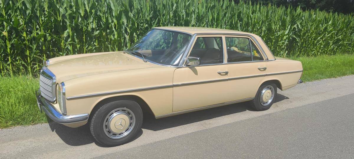 Dieses Foto zeigt den Mercedes-Benz 230.4 Strich 8 (2. Serie), einen Oldtimer von 1974. Das Fahrzeug ist einem top Zustand, ein Gutachten der Note 2+ liegt vor! Sehr gepflegt. TÜV ist vorhanden. Die Farbe Herbstbeige mit beiger Innenausstattung steht diesem Strich 8 ausgezeichnet! Bieten Sie jetzt mit!