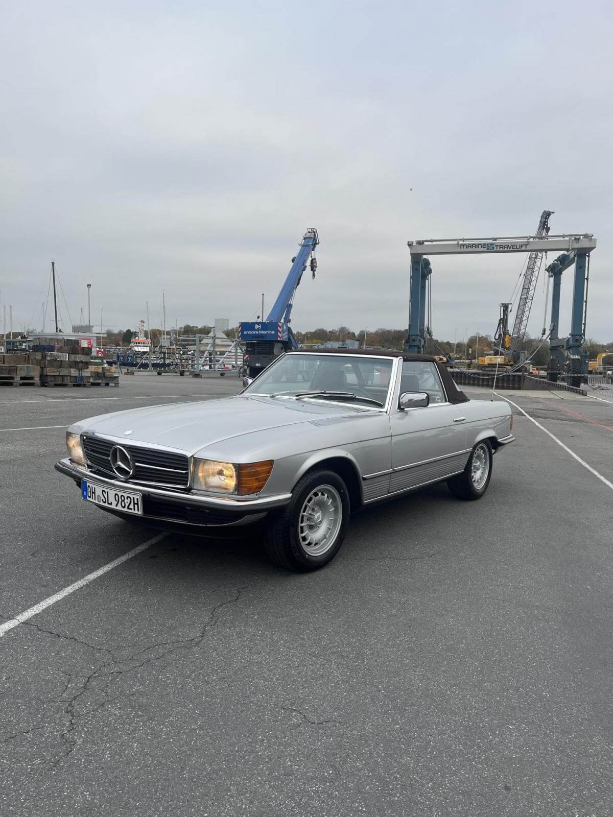Dieses Foto zeigt den Mercedes-Benz SL 280, einen Oldtimer von 1982. Das Auto ist in der seltenen Farbkombination Silber/Braun und stammt aus Italien. Es ist in einem top Zustand und besitzt ein Gutachten der Note 2 und frischen TÜV. Es kommen einige Extras on top. Bieten Sie jetzt mit und ersteigern dieses top gepflegte Cabrio!
