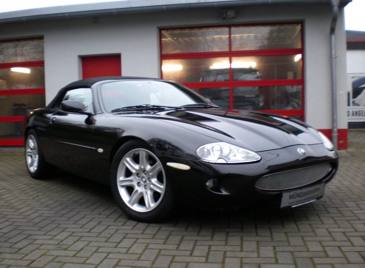 Dieses Foto zeigt den Jaguar XK8, einen Youngtimer von 1997. Das Fahrzeug ist absolut mängelfrei, sehr gepflegt und besitzt frischen TÜV. Die Kombination aus schwarzen Leder mit schwarzer Außenlackierung sowie den Echtholzfurnieren steht diesem Jaguar ausgezeichnet. Der V8-Motor, das Automatik-Getriebe und der hohe Komfort sorgen für große Beliebtheit unter den Enthusiasten! Bieten Sie jetzt mit!