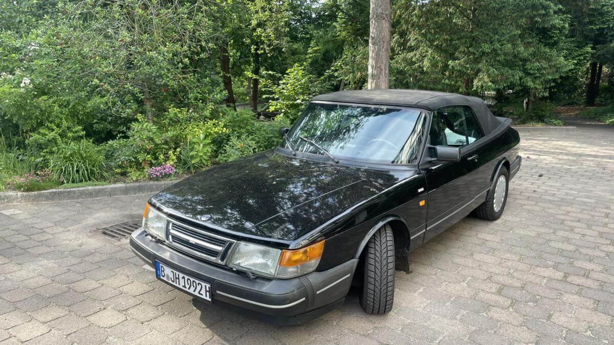 Dieses Foto zeigt den Saab 900 S Cabrio, einen Oldtimer von 1992. Das Fahrzeug ist in einem guten und top dokumentierten Originalzustand. Es wurde stets liebevoll gepflegt und besitzt ein H-Kennzeichen und ist in der Ausfürhung Schwarz/Schwarz (Leder). Bieten Sie jetzt mit!