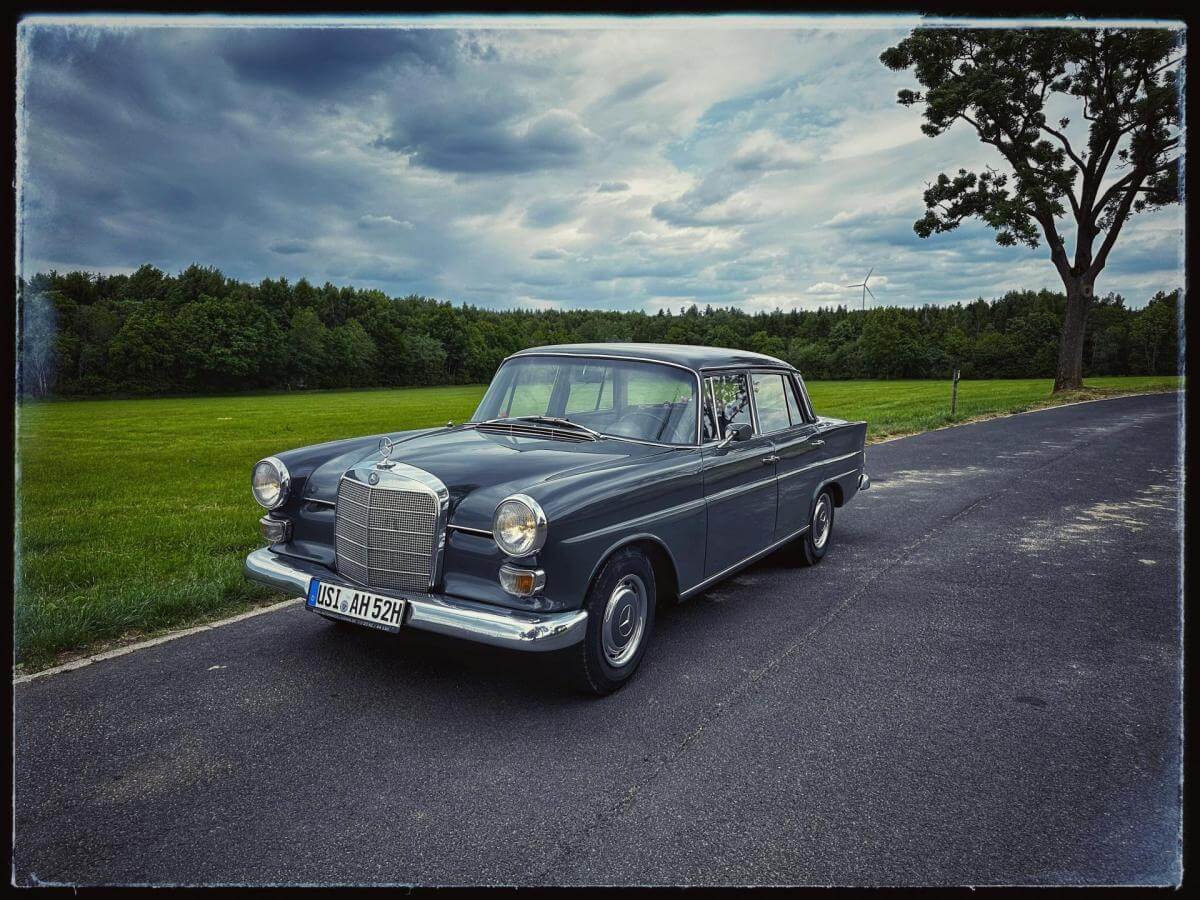 Dieses Foto zeigt den Mercedes-Benz 230 / W110 "Heckflosse", einen Oldtimer aus dem Jahr 1967. Das Fahrzeug kommt mit 2.307 cm³ Hubraum und 120 PS und wurde erst 80.500 Km gefahren! Dieser W110 ist in einemm außerordentlich guten Zustand!Bieten Sie jetzt mit!