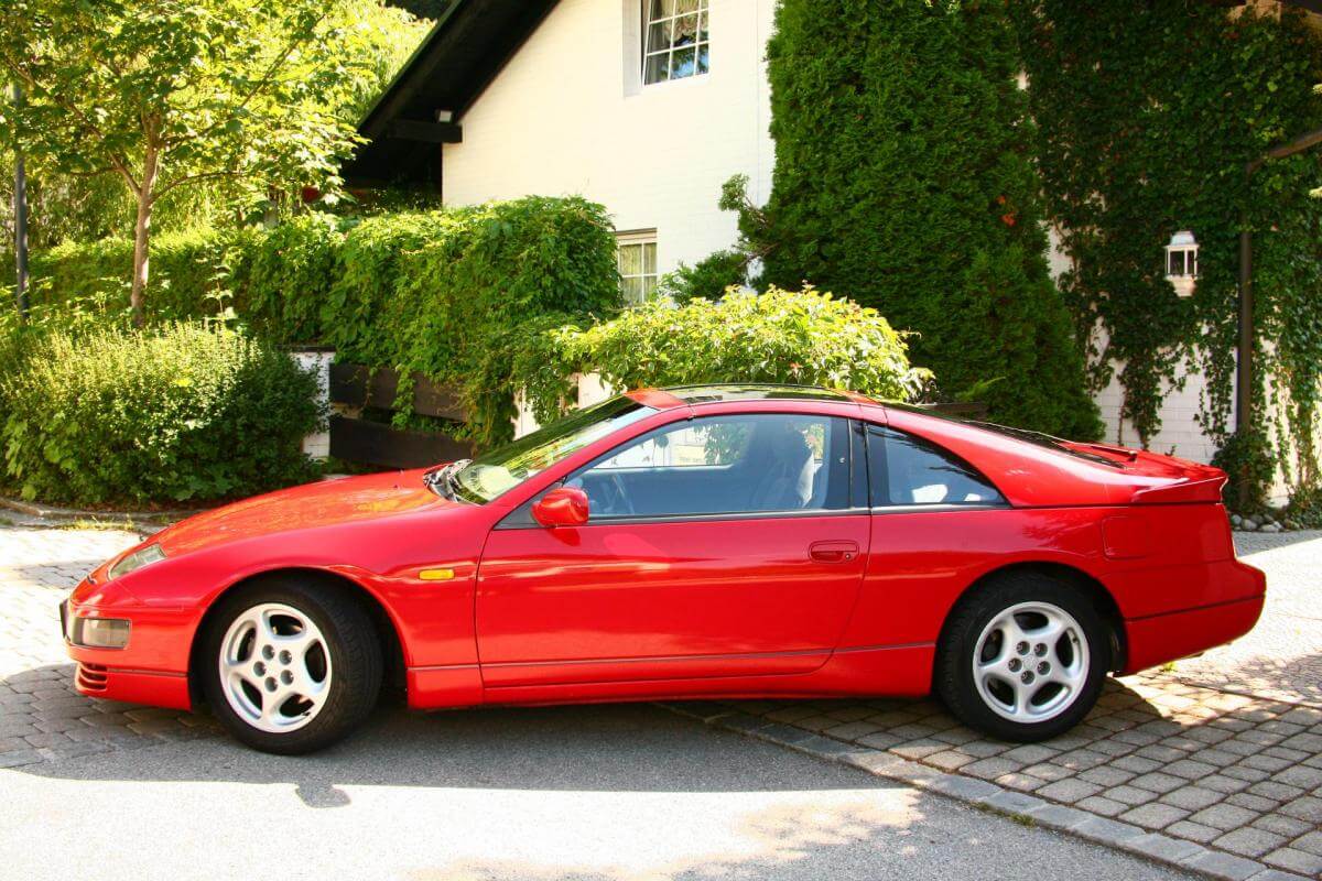 Dieses Foto zeigt den Nissan 300ZX Z32, einen Oldtimer aus dem Jahr 1991. Das Fahrzeug ist aus 1. Hand und befindet sich in einem guten Zustand. Es besitzt viele Extras wie z.B. eine Klimaautomatik, ein Sportlenkrad, das Targadach und eine Servolenkung u.v.m. Es hat frischen TÜV und wartet auf seinen neuen Liebhaber. Bieten Sie jetzt mit!