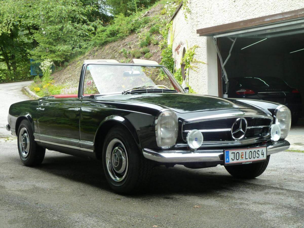 Dieses Foto zeigt den Mercedes-Benz 230 SL, einen Oldtimer aus dem Jahr 1966. Es handelt sich um den W113, einen wunderschönes Cabrio! Das Fahrzeug hat erst 86.206 Km gelaufen und ist noch beim ersten Besitzer! Es hat 2.306 cm³ Hubraum und die Farbkombination Schwarz mit roter Lederausstattung, steht dieser Pagode ausgezeichnet! Bieten Sie jetzt mit und ersteigern diesen Klassiker im top Zustand!