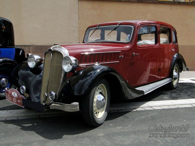 Dieses Foto zeigt den Delahaye 134N, einen Oldtimer aus dem Jahr 1937. Das Fahrzeug ist in der Außenfarbe Schwarz-Rot und im Innenbereich in der blauen Originalausstattung. Es ist angemeldet und fahrbereit und in einem guten Zustand. Bieten Sie jetzt mit!