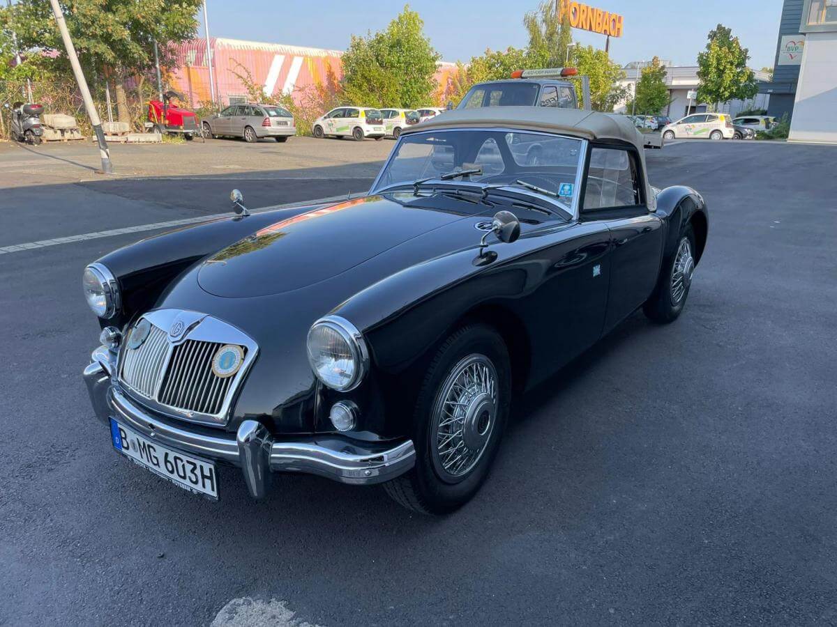 Dieses Foto zeigt den MG MGA 1500, einen Oldtimer aus dem Jahr 1959. Das Fahrzeug ist in einem guten Zustand und kommt mit schwarzer Lackierung und einer schwarz/beigen Innenausstattung. Es hatte erst einen Vorbesitzer und ist erst 31.480 Km gelaufen. Bieten Sie jetzt mit!
