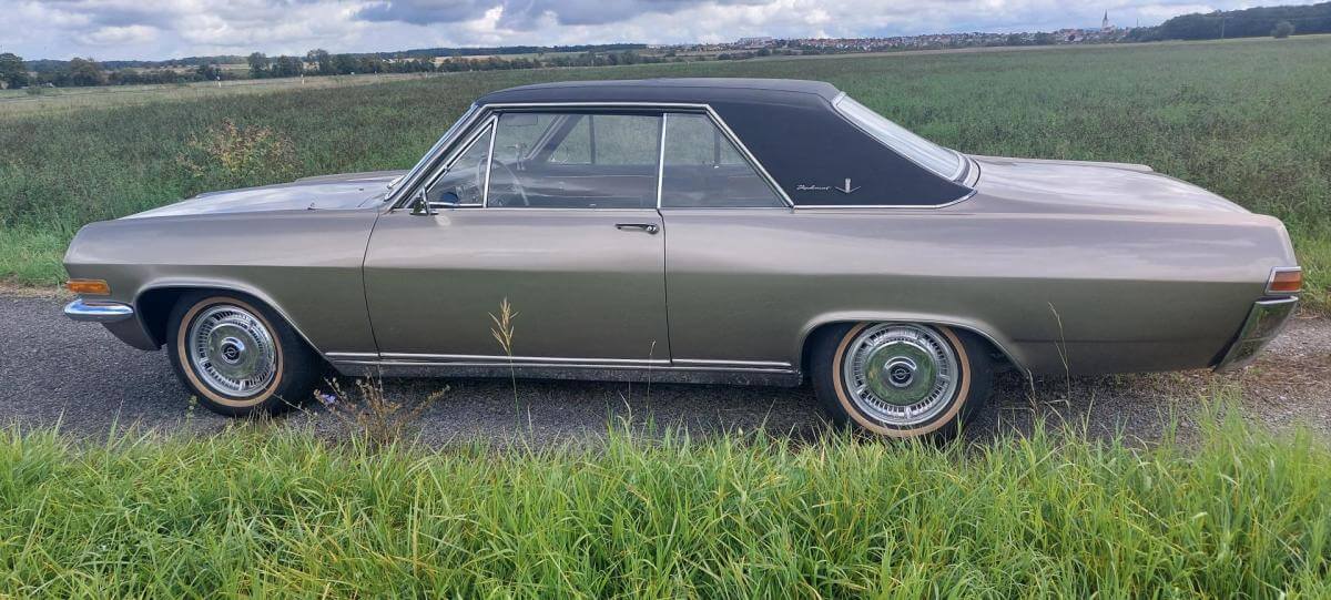 Dieses Foto zeigt den Opel Diplomat A Coupé, einen Oldtimer von 1967. Das Auto ist sehr selten, es wurden nur knapp 350 Modelle überhaupt gebaut! Er hat einen 5,3-Liter-V8-Motor und ist in einem top Zustand. Er besitzt ein Gutachten der Note 2+ und ein H-Kennzeichen. Bieten Sie jetzt mit!