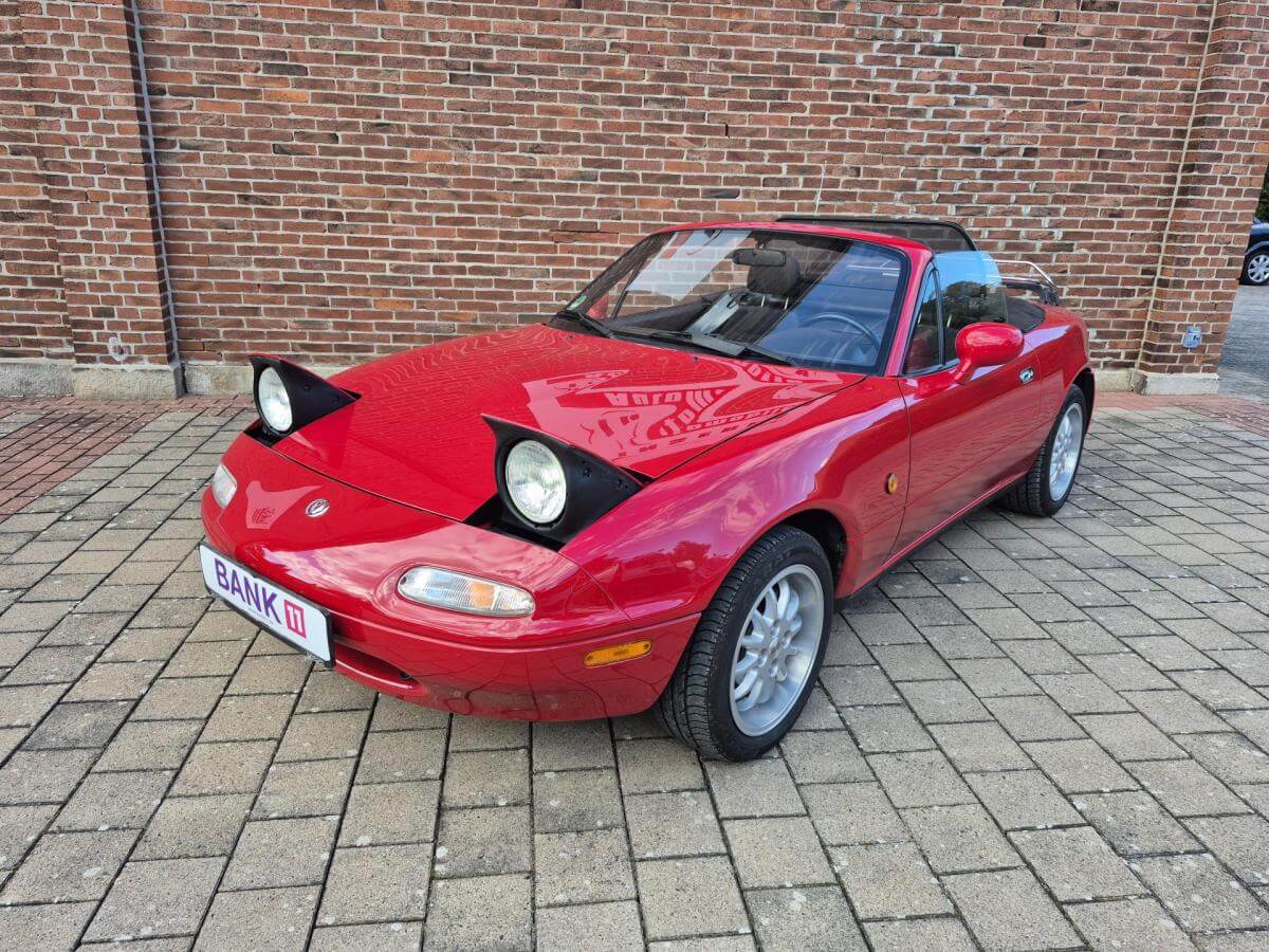 Dieses Foto zeigt den Mazda MX5, einen Oldtimer aus dem Jahr 1995. Der Roadster ist in einem top gepflegten und sehr gut dokumentierten Originalzustand. Er hatte erst einen Vorbesitzer und ist erst 45461 Kilometer gelaufen. Er hat TÜV und verfügt über eine erstaunliche Sonderausstattung. Bieten Sie jetzt mit und ersteigern diesen Rot/Schwarzen Roadster!