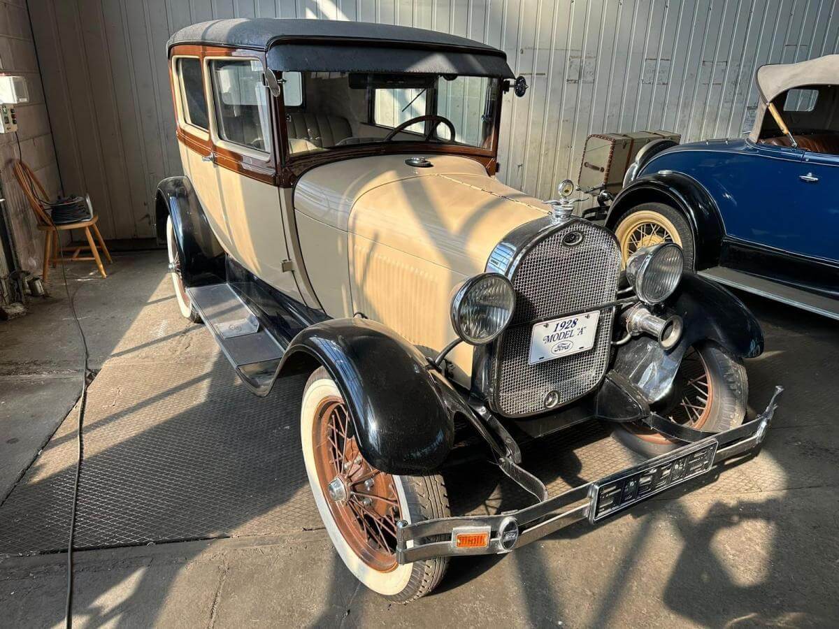 Dieses Foto zeigt den Ford A, einen Oldtimer aus dem Jahr 1931. Das Fahrzeug ist top gepflegt, hat TÜV und keinerlei Rost. Es verfügt über eine 3 Gang-Handschaltung und einen Motor mit 3.236 cm³ Hubraum. Bieten Sie jetzt mit und ersteigern dieses Stück Automobilgeschichte!