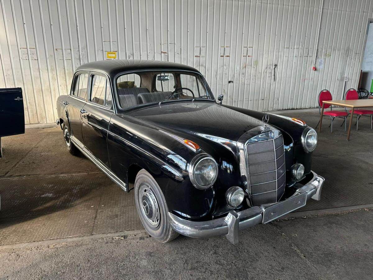 Dieses Foto zeigt den Daimler-Benz 220 S, einen Oldtimer aus dem Jahr 1957. Das Fahrzeug gehört der Ponton Baureihe an und einen Hubraum von 2.171 cm³. Es ist unglaublich, aber dieser Daimler ist erst 6.500 Km gelaufen! Er ist in einem top Zustand, rostfrei und die HU wird beim Verkauf nochmal erneuert. Außerdem ist der Original KFZ Brief aus dem Jahr 1957 noch vorhanden! Biete jetzt mit und ersteigere diese Rarität!
