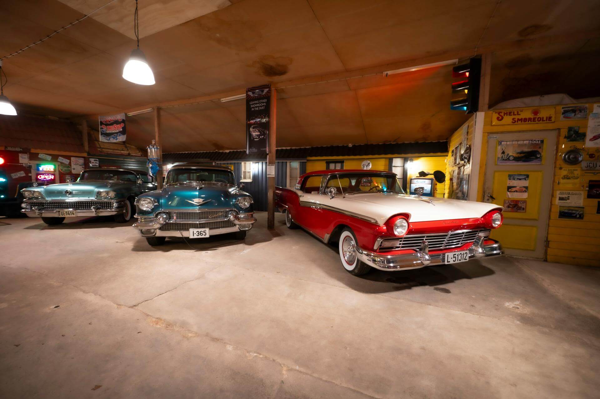amerikanische Oldtimer in einer Garage