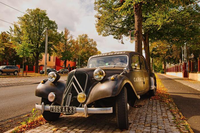 schwarzer Citroën Traction Avant Oldtimer
