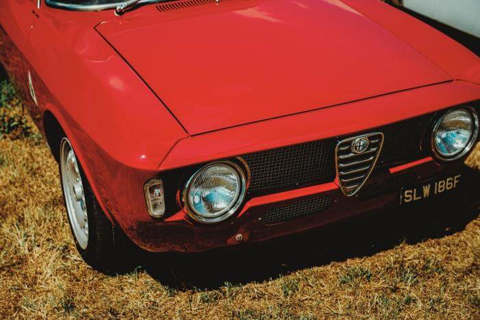 Front eines roten Alfa Romeo Giulia GT Oldtimers