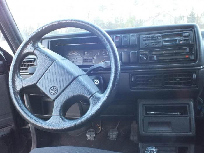 Cockpit eines VW Golf 2