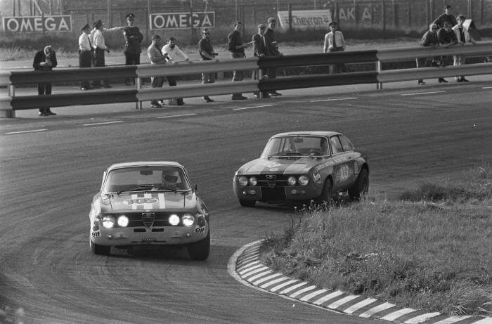 Alfa Romeo Giulia GTA auf einer Rennstrecke