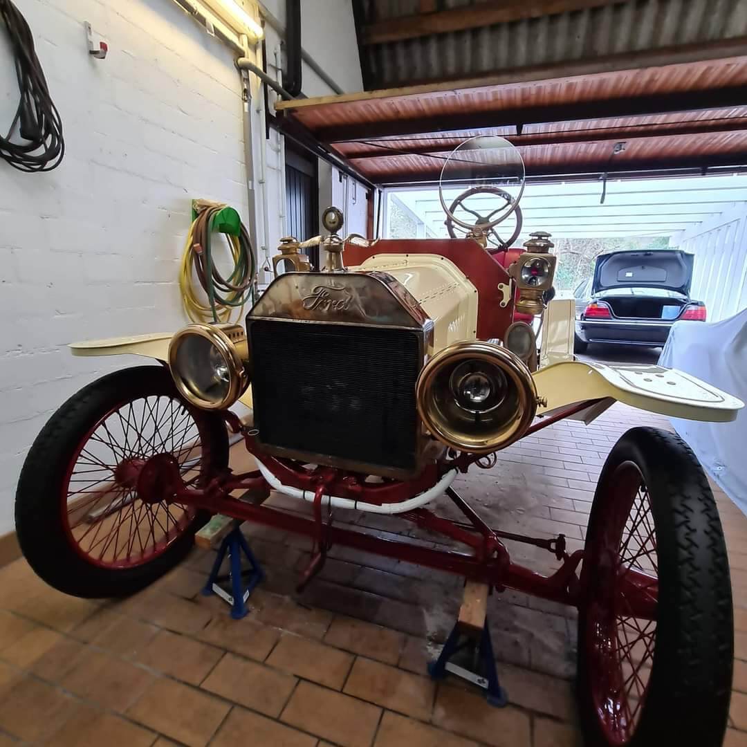 Dieses Foto zeigt den Ford Modell T, einen seltenen Oldtimer aus dem Jahr 1912! Das Fahrzeug stammt aus Kanada, ist fahrbereit und restauriert. Es ist in einem top Zustand. Sammler sollten hier direkt zuschlagen. Bieten Sie jetzt mit!