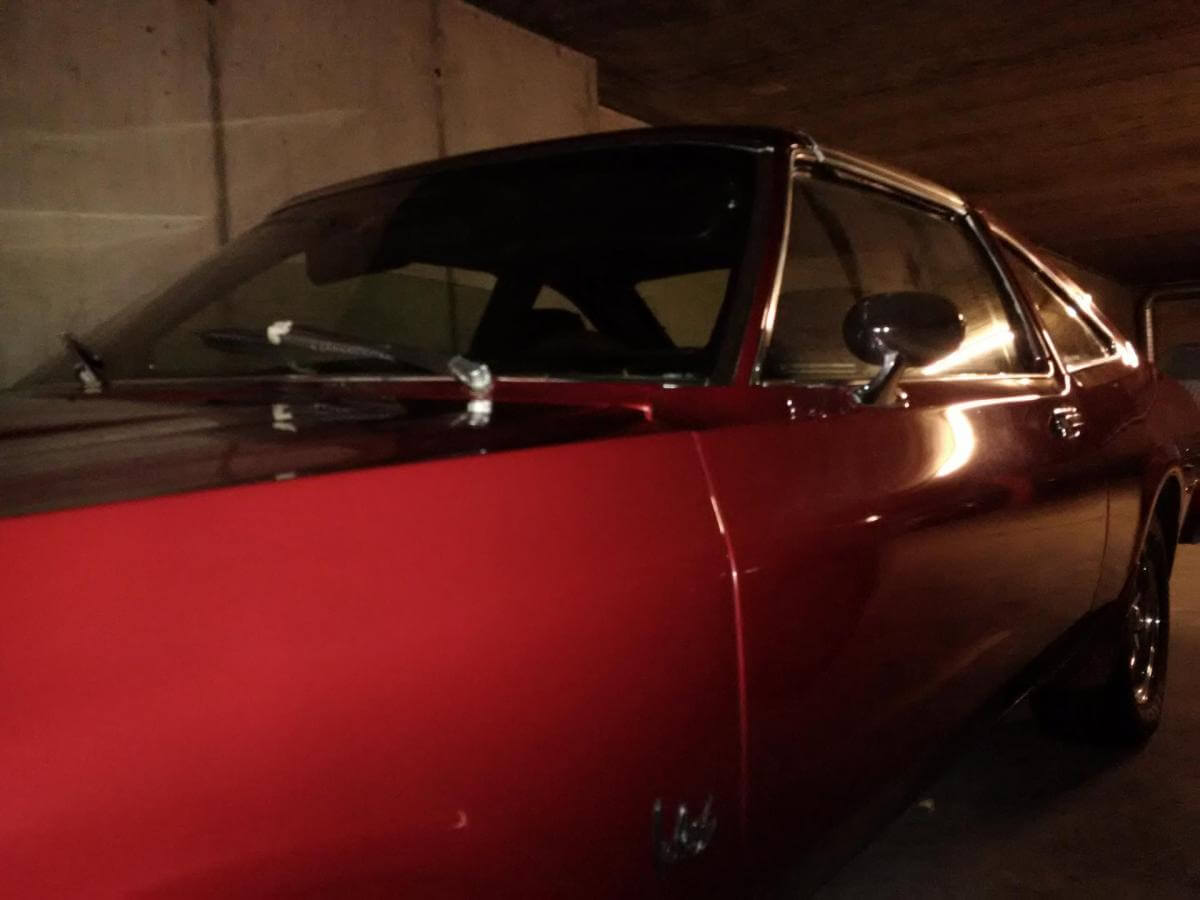 Dieses Foto zeigt den Plymouth Volaré Road Runner, einen Oldtimer aus dem Jahr 1977. Das Fahrzeug verfügt über einen 5,2-Liter V8 Motor und ein abnehmbares Hardtop. Es befindet sich in einem gepflegten Zustand, wurde allerdings lange nicht bewegt und benötigt daher etwas Aufmerksamkeit. Bieten Sie jetzt mit und nutzen diese günstige Gelegenheit diesen Road Runner zu ersteigern!