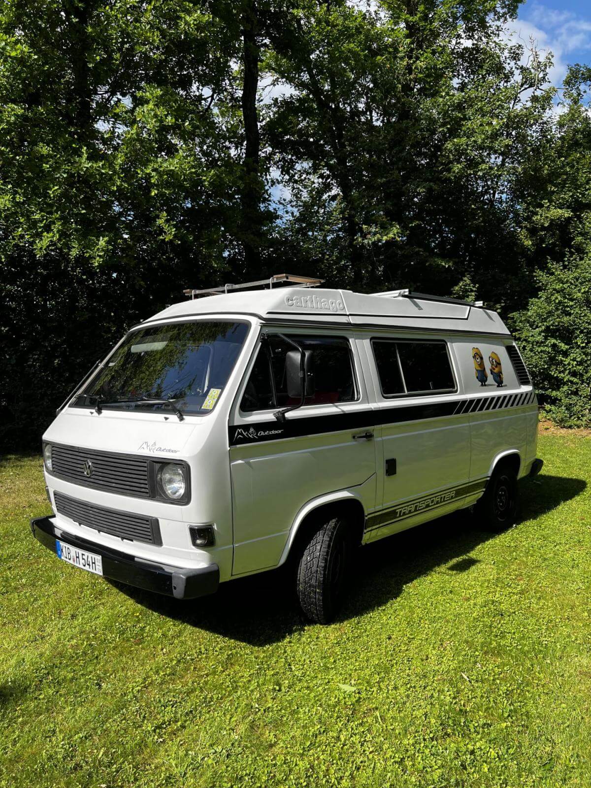 Dieses Foto zeigt den VW T3, Oldtimer von 1986. Das Fahrzeug ist komplett restauriert und ist in einem top Zustand. Es verfügt über ein Gutachten der Note 2. Es bietet 4 Sitze, 4 Schlafplätze und der Beifahrersitz ist drehbar. Eine Toilette ist ebenfalls vorhanden. Außerdem gibt es einige Extras. Bieten Sie jetzt mit!