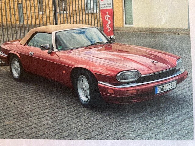 Dieses Foto zeigt den Jaguar XJS Cabrio, einen Oldtimer aus dem Jahr 1994. Das Fahrzeug ist in einem unrestaurierten top Originalzustand und verfügt über ein Gutachten der Note 2+. Es besitzt ein H-Kennzeichen und TÜV. Die Farbe Rot mit beigen Leder im Innenbereich wirkt sehr edel. Das Auto wurde erst 23.650 Km gefahren und hatte erst 2 Vorbesitzer! Bieten Sie jetzt mit!