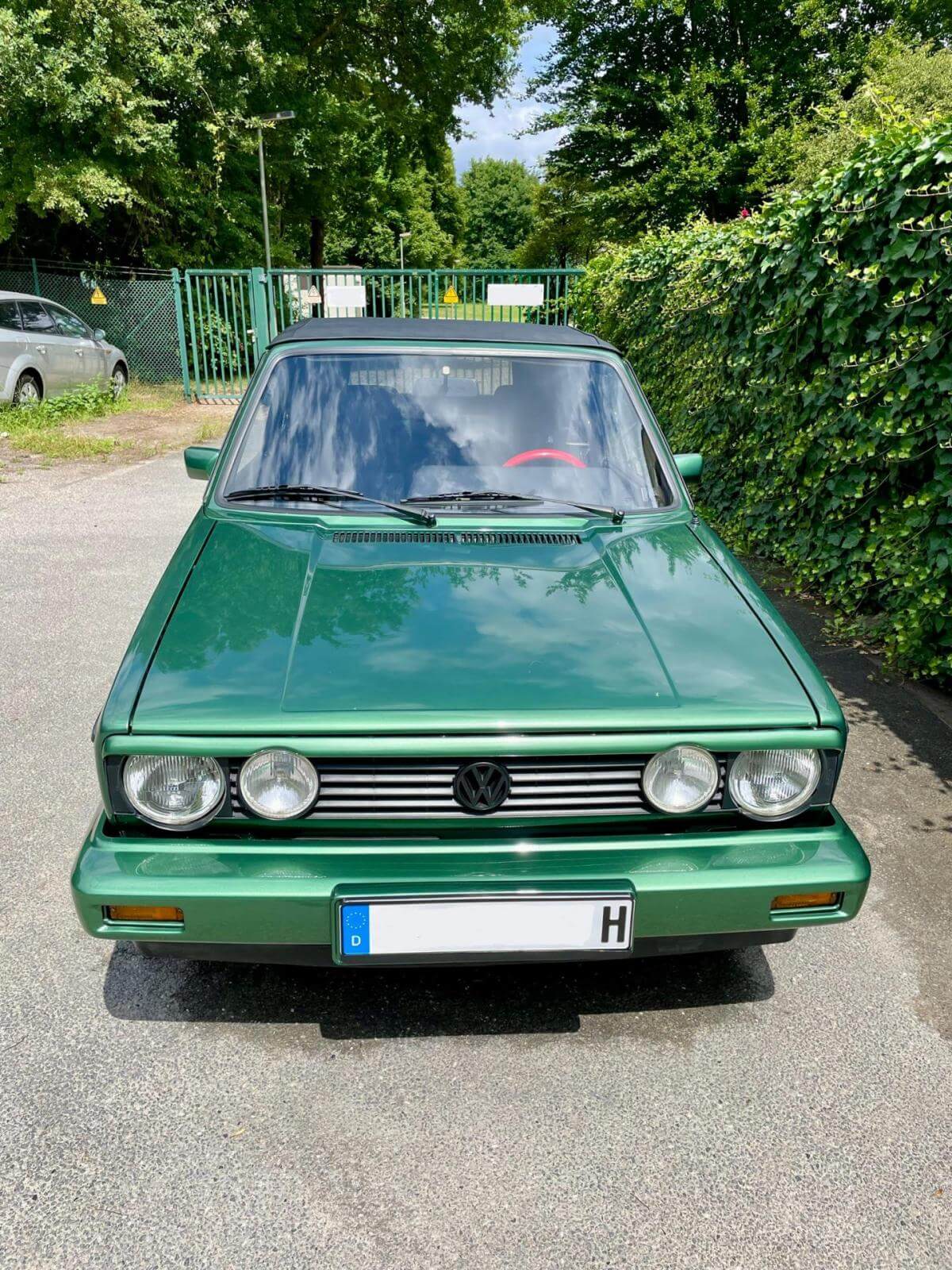 Dieses Foto zeigt den VW Golf 1 Cabriolet, einen Oldtimer aus dem Jahr 1982. Das Fahrzeug ist gepflegt, besitzt ein H-Kennzeichen und TÜV. Es hat einige Sonderausstattungen und ein Automatik Getriebe. Der Kilometerzähler muss überholt werden. Bieten Sie jetzt mit!
