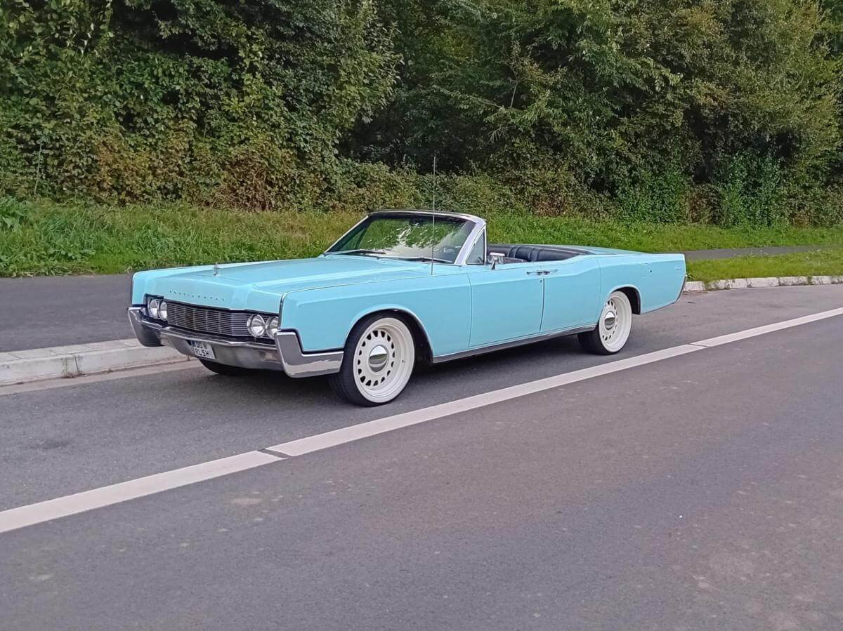 Dieses Foto zeigt das Ford Continental Cabrio, einen Oldtimer von 1968. Dieser Ford Continental in der Farbe Babyblau ist unfallfrei und hat einen neuen TÜV. Ein Wertgutachten mit der Note 2 liegt vor. Es wurden viele Instandhaltungsarbeiten vorgenommen. Biete jetzt mit und ersteigere diesen Klassiker.