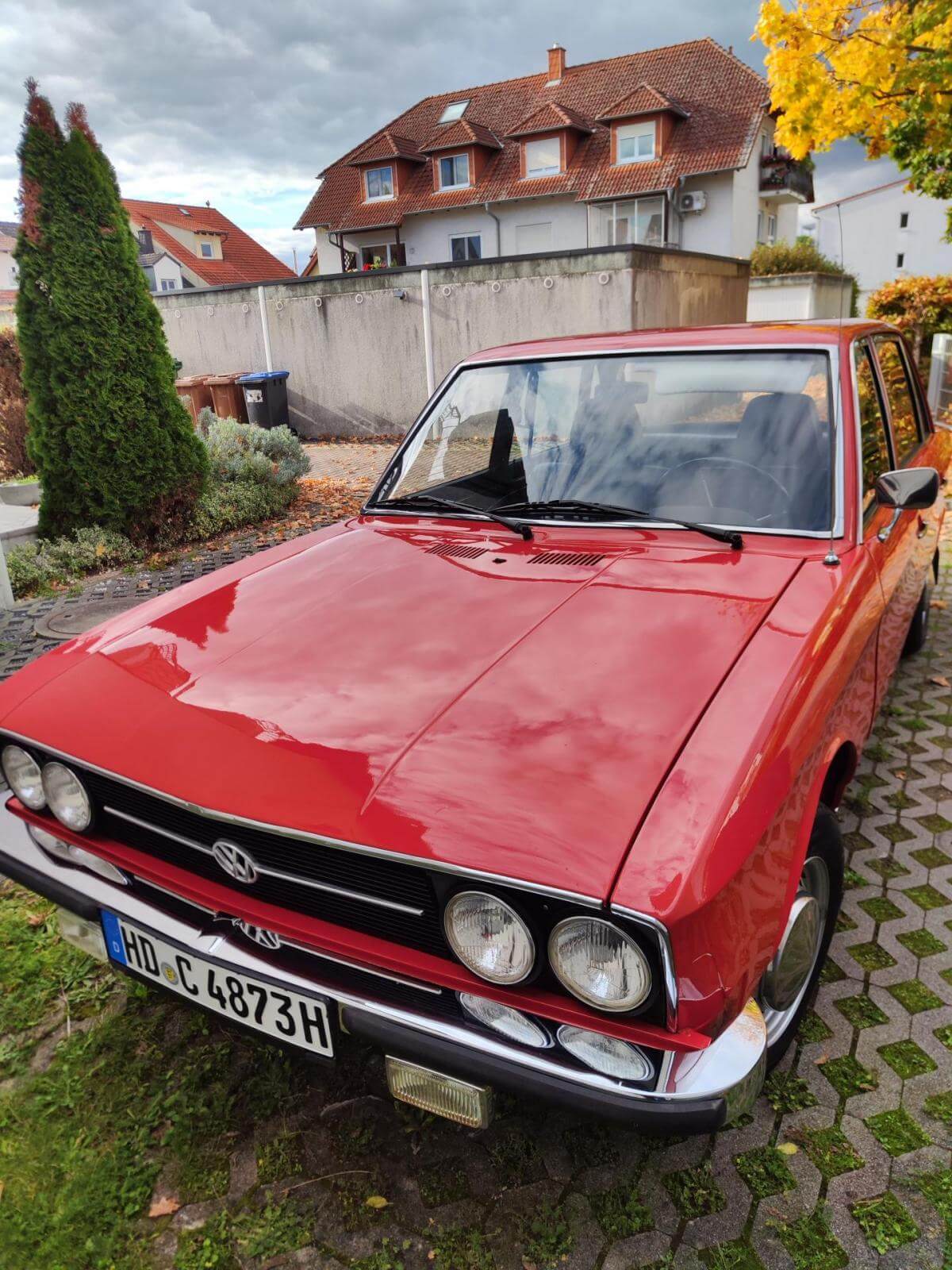 Dieses Foto zeigt den Volkswagen K70, einen Oldtimer aus dem Jahr 1973. Das Auto ist in einem top Zustand, sehr gepflegt, besitzt TÜV und ein H-Kennzeichen. Die Außenfarbe Rot kombiniert mit dem schwarzen Kunstleder im Innenraum wirkt sehr edel. Das Fahrzeug wird von einem 1,6-Liter-Motor angetrieben. Biete jetzt mit!