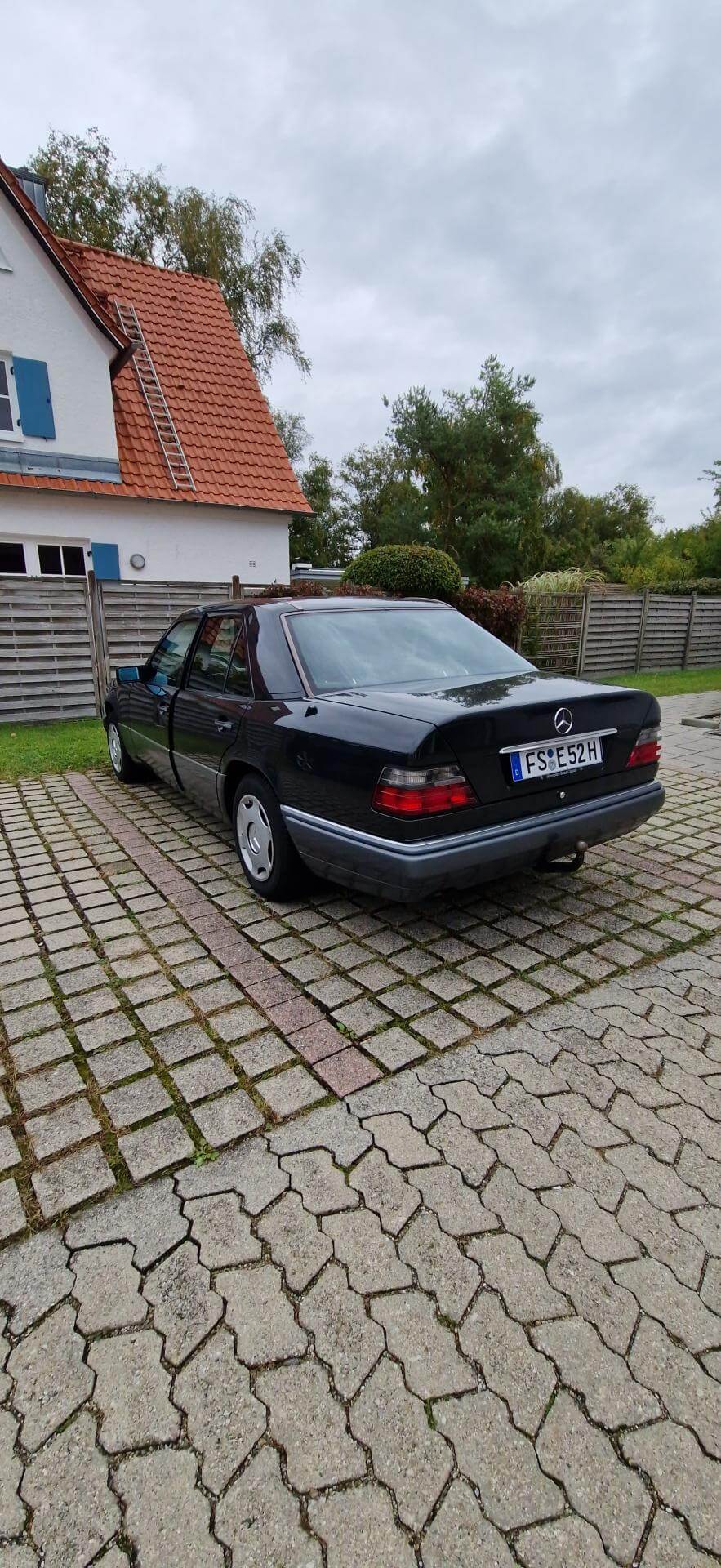 Dieses Foto zeigt den Mercedes-Benz E300, einen Oldtimer von 1994. Dieser W124 ist in einem top gepflegten Zustand und lückenlos dokumentiert. Das Fahrzeug trägt den Erstlack im neuwertigen Zustand, hat eine vollständige Lederausstattung und ein H-Kennzeichen. Außerdem hatte es erst 2 Vorbesitzer und ist erst ca. 100.000 Km gelaufen! Biete jetzt mit und ersteigere diesen Klassiker.